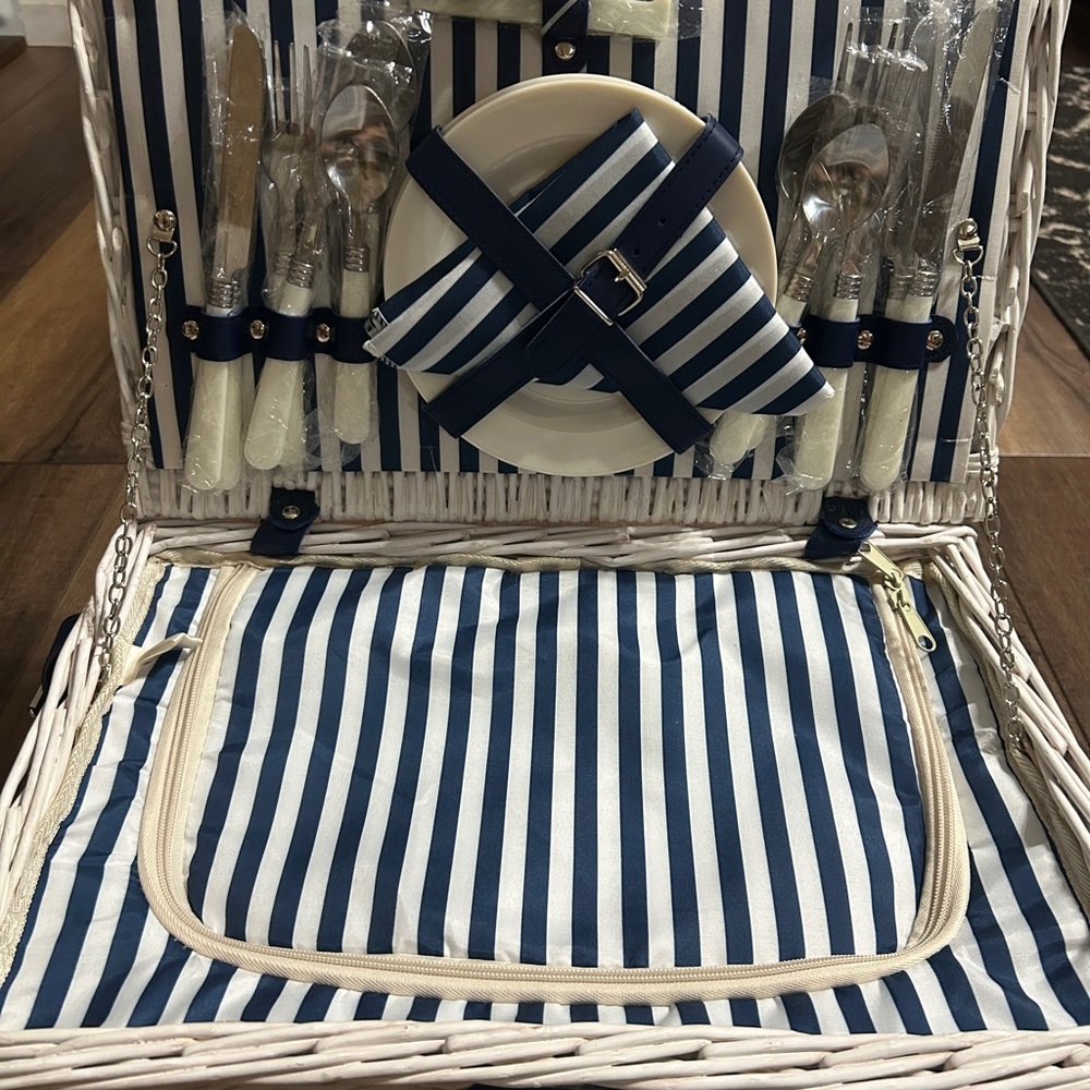 4 Person White Wicker Picnic Basket Set Insulated Cooler Navy Blue Straps - Picture 5 of 7